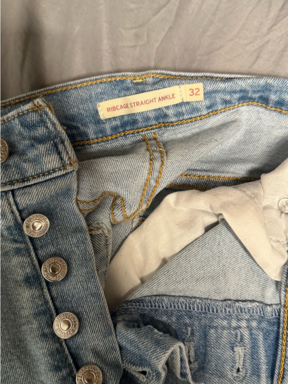 Bundle of Levi’s Ribcage Ankle Straight Jeans - Picture 3 of 5